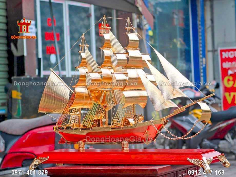Mô hình thuyền buồm mạ vàng được nghệ nhân chế tác vô cùng tinh xảo